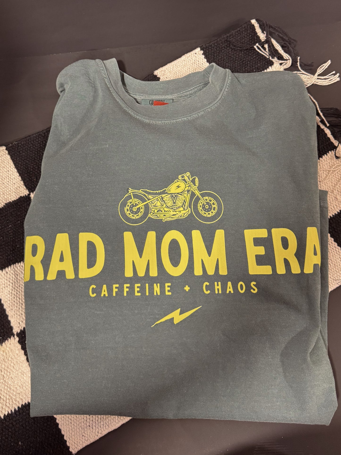 RAD MOM TEE