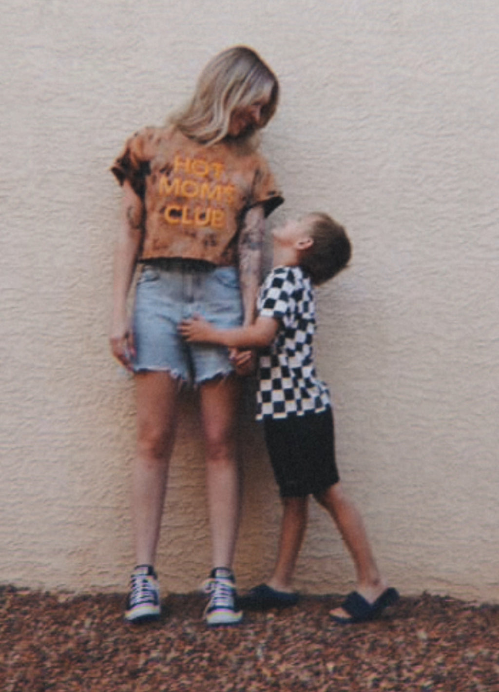 HOT MOMS CLUB x tee